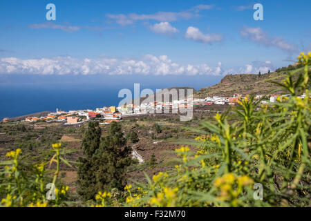 Blick auf das Meer und La Gomera von oben Arguayo, eines Teneriffas viele kleine Bergdörfer, in der Gemeinde von Santiago Stockfoto