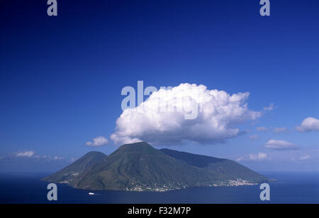 Italien, Sizilien, Äolische Inseln, Insel Salina von Lipari aus gesehen Stockfoto