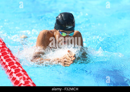 ISTANBUL, Türkei - 16. August 2015: Unbekannter Konkurrent schwimmt bei der Turkcell türkische Swimming Championship in Enka Sport C Stockfoto