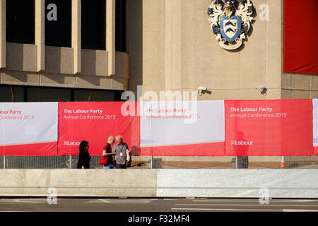 Brighton, UK. 28. September 2015. Delegiert, entspannen in der Sonne draußen Arbeitspartei Konferenz in Brighton Centre Credit: Scott Hortop/Alamy Live News Stockfoto