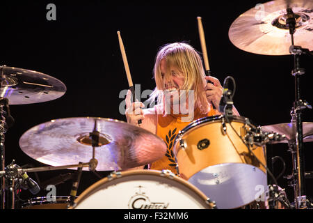 Taylor Hawkins rockt die Drums. Stockfoto