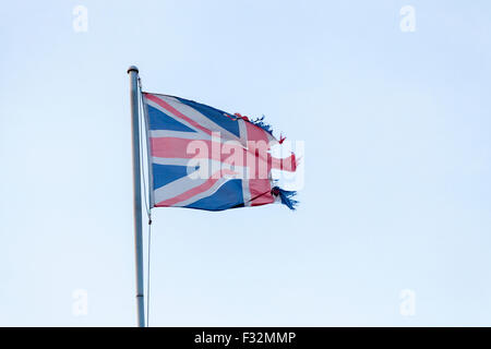 Rip-britische Flagge. Tattered und zerrissen Union Jack, die auf eine Unabhängigkeit oder Brexit Konzept Stockfoto