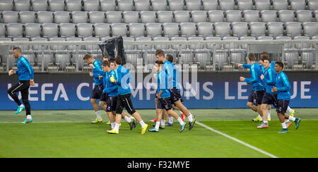 München, Deutschland. 28. Sep, 2015. Die Dinamo Zagreb Teamtraining in der Allianz Arena in München, 28. September 2015. Dinamo Zagreb spielen in der Vorrunde der Champions League FC Bayern München am 29. September. Foto: PETER KNEFFEL/DPA/Alamy Live-Nachrichten Stockfoto