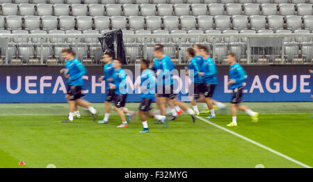 München, Deutschland. 28. Sep, 2015. Die Dinamo Zagreb Teamtraining in der Allianz Arena in München, 28. September 2015. Dinamo Zagreb spielen in der Vorrunde der Champions League FC Bayern München am 29. September. Foto: PETER KNEFFEL/DPA/Alamy Live-Nachrichten Stockfoto