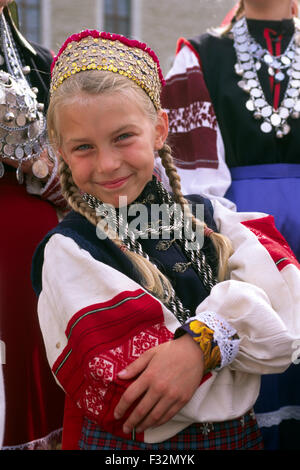 Estland, Tallinn, Raekoja Plats, Mädchen in traditioneller Kleidung, Baltica 2007 Folklore Festival Stockfoto