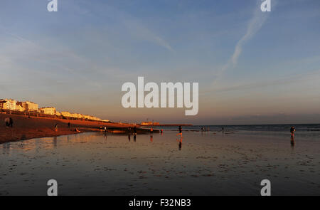 Brighton, UK. 28. September 2015. UK Wetter: Menschen genießen die ungewöhnlich niedrigen Gezeiten bei Sonnenuntergang am Brighton Seafront heute Abend als die in der Regel überdachten Sand zeigt sich entlang der Küste nach einem warmen sonnigen Wetter Stockfoto