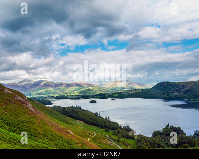 Blick über den Derwent Wasser in Richtung Keswick nach dem Abstieg Katze Glocken Stockfoto