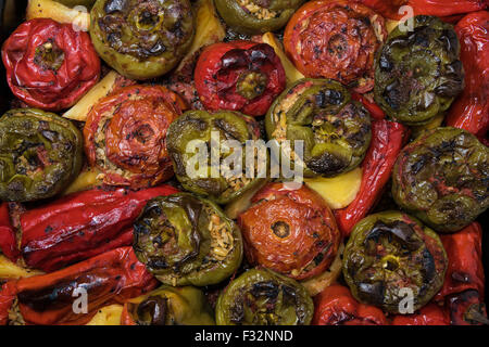 Gefüllte Tomaten und Paprika, ein traditioneller Teller in Griechenland Stockfoto