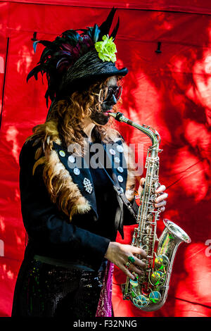 Beorma Border Morris Tänzer in Tracht mit ihrem Saxophon Stockfoto