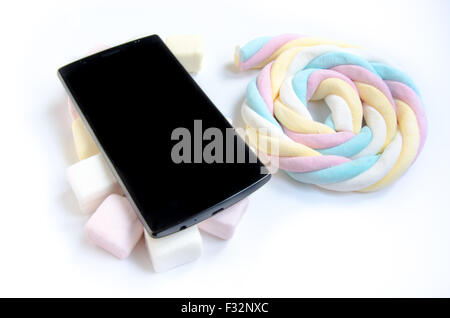 Handy mit farbigen Marshmallows Bonbons Stockfoto