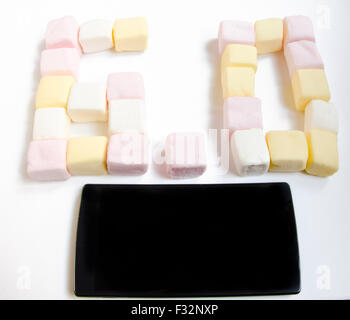Handy mit farbigen Marshmallows Bonbons Stockfoto