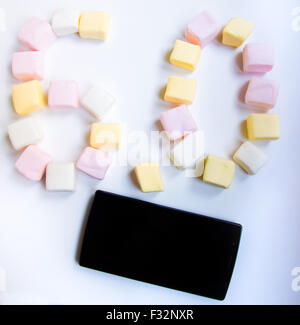 Handy mit farbigen Marshmallows Bonbons Stockfoto