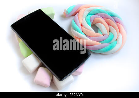 Handy mit farbigen Marshmallows Bonbons Stockfoto