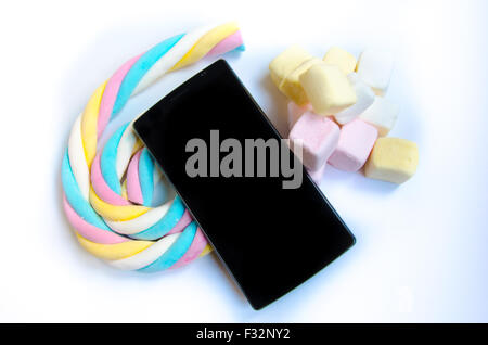 Handy mit farbigen Marshmallows Bonbons Stockfoto