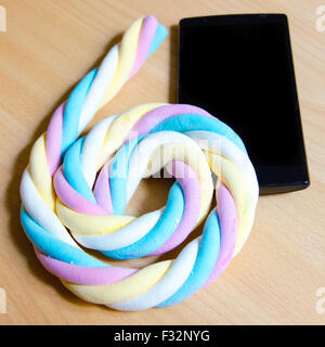 Handy mit farbigen Marshmallows Bonbons Stockfoto