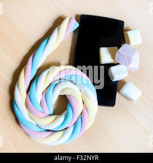 Handy mit farbigen Marshmallows Bonbons Stockfoto