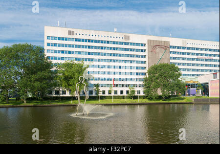 GRONINGEN, Niederlande - 22. August 2015: Modernes Gebäude auf dem Campus der Universität Groningen. Die Universität zählt rund 30,00 Stockfoto