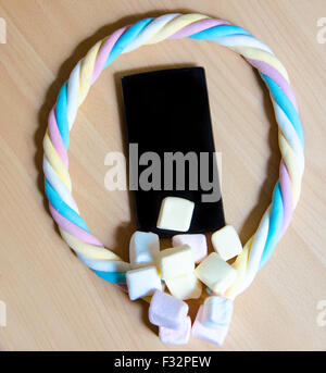 Handy mit farbigen Marshmallows Bonbons Stockfoto