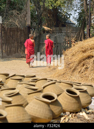 Zwei junge Mönche zu Fuß durch Yandabo Dorf an den Ufern der Irrawaddy-Fluss (Ayeyarwady Fluss) Myanmar (Burma, Birma) Stockfoto