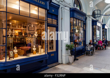 Bunte Geschäfte, die Königliche Oper Arcade, London, England Stockfoto