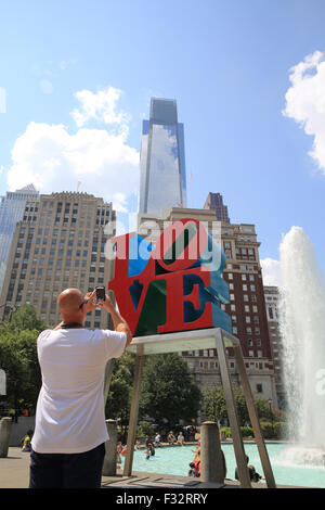 Die leuchtend rote Liebe Skulptur von Robert Indiana im Love Park in Philadelphia, Pennsylvania, USA Stockfoto