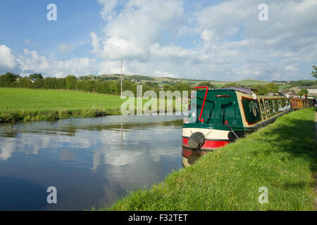 Ansicht der Yorkshire Dales vom Leeds-Liverpool-Kanal in der Nähe von Skipton. Stockfoto