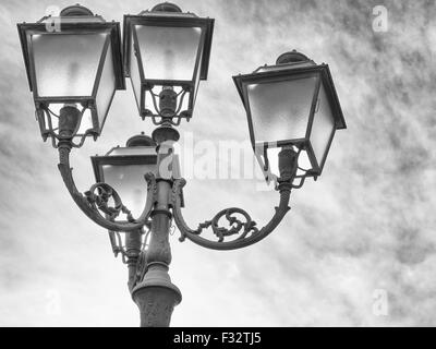 erleuchten Sie den Himmel mit einer Glühbirne. Besonders an einer Straßenlaterne Stockfoto