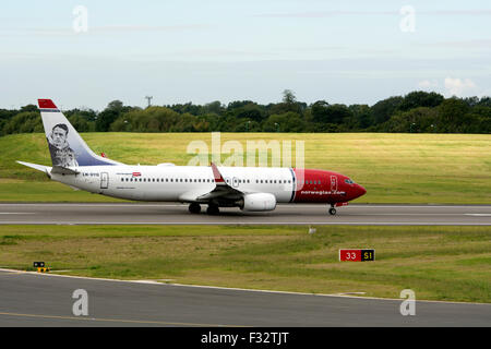 Norwegian Air Shuttle Boeing 737-800 (LN-DYQ) bereit für abheben am Flughafen Birmingham, UK Stockfoto