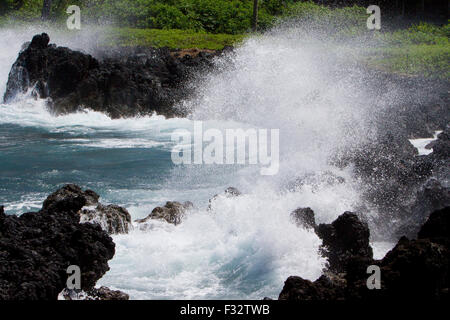 Wellen gegen Felsen entlang der Küste auf Keanae Halbinsel, gleich neben Hana Highway, Maui, Hawaii im August Stockfoto