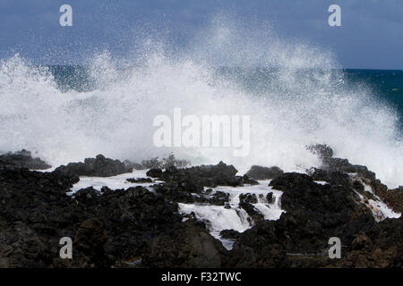 Wellen gegen Felsen entlang der Küste auf Keanae Halbinsel, gleich neben Hana Highway, Maui, Hawaii im August Stockfoto