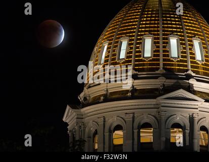 Ein Perigäum Vollmond oder Supermoon, steigt hinter der Colorado State Capitol Building in eine totale Mondfinsternis 27. September 2015 in Denver, Colorado. Die Kombination einer Supermoon und totale Mondfinsternis letzte ereignete sich im Jahr 1982 und wird nicht wieder bis 2033 passieren. Stockfoto