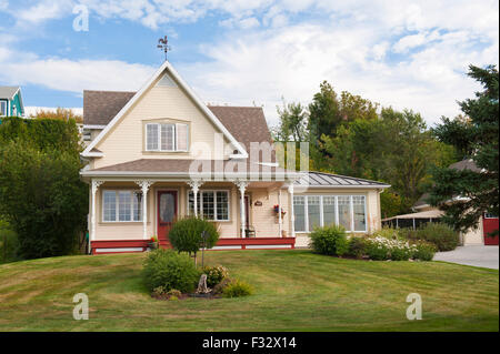 Zweistöckiges Haus im Dorf Kamouraska, Provinz Quebec, Kanada. Stockfoto