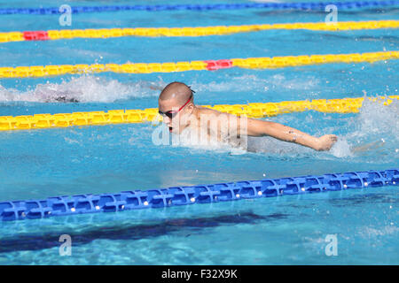 ISTANBUL, Türkei - 16. August 2015: Unbekannter Konkurrent schwimmt bei der Turkcell türkische Swimming Championship in Enka Sport C Stockfoto