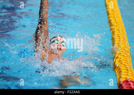 ISTANBUL, Türkei - 16. August 2015: Unbekannter Konkurrent schwimmt bei der Turkcell türkische Swimming Championship in Enka Sport C Stockfoto