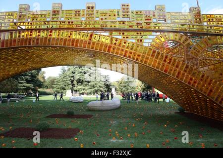 Mailand, Italien. 28. Sep, 2015. Die riesige Skulptur mit dem Titel "Seidenstrasse auf Golden Bridge", entworfen von dem chinesischen Künstler Shu Yong, sieht man auf der Expo Mailand, Italien, 28. September 2015. Die Brücke-Skulptur am Montag auf der Expo Mailand eingeweiht ist 28 Meter lang und aus 20.000 goldene Ziegel die gleiche Größe wie die chinesische Mauer zu machen. Bildnachweis: Str./Xinhua/Alamy Live-Nachrichten Stockfoto