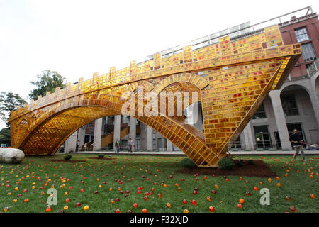 Mailand, Italien. 28. Sep, 2015. Die riesige Skulptur mit dem Titel "Seidenstrasse auf Golden Bridge", entworfen von dem chinesischen Künstler Shu Yong, sieht man auf der Expo Mailand, Italien, 28. September 2015. Die Brücke-Skulptur am Montag auf der Expo Mailand eingeweiht ist 28 Meter lang und aus 20.000 goldene Ziegel die gleiche Größe wie die chinesische Mauer zu machen. Bildnachweis: Str./Xinhua/Alamy Live-Nachrichten Stockfoto