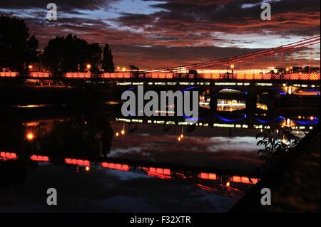 Glasgow, Schottland. 28. Sep, 2015. Großbritannien Wetter; Dramatische Himmel leuchten über Glasgow. Carlton-Brücke, Glasgow, unter einer spektakulären Sonnenuntergang Credit: Tony Clerkson/Alamy Live News Stockfoto