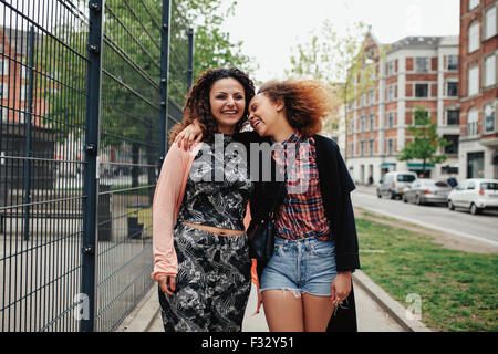 Glückliche junge Frauen Stadtstraße entlang. Freundinnen zusammen im Freien in Stadt, Spaß zu haben. Stockfoto