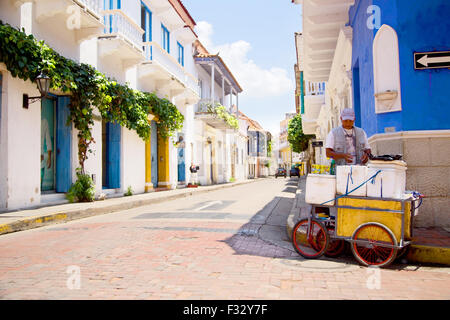 CARTAGENA - 13. SEPTEMBER: Eine Straße Verkäufer verkaufen Erfrischungen am 13. September 2015 in Cartagena, Kolumbien. Cartagena ich Stockfoto