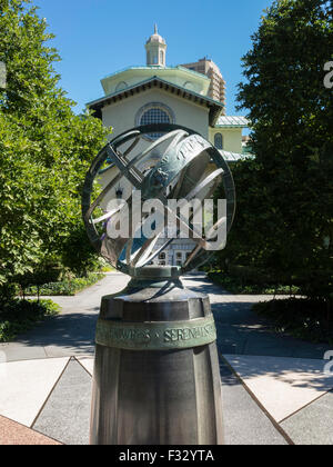 Kugel-Sonnenuhr in der Brooklyn Botanic Garden, NYC, USA Stockfoto