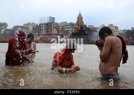 Nashik, Indien. 25. Sep 2015. Hindu Anhänger in Godavari Fluß heiliges Bad zu nehmen. Das Großereignis der Kumbh Mela-Festival ist das Ritual Baden am Ufer des Flusses in welcher Stadt Kumbh Mela wie in Ganga in Haridwar, Godavari in Nasik, Kshipra in Ujjain und Sangam (Zusammenfluss von Ganges und Yamuna mythischen Saraswati) in Allahabad (Prayag) statt. Und in Nasik, gab es in der Nähe von 75 Millionen registrierte Besucher. © Shashi Sharma/Pacific Press/Alamy Live-Nachrichten Stockfoto