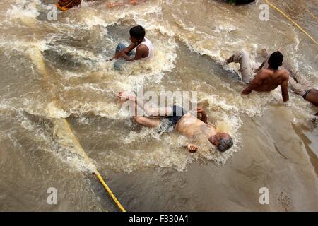 Nashik, Indien. 25. Sep 2015. Hindu Anhänger in Godavari Fluß heiliges Bad zu nehmen. Das Großereignis der Kumbh Mela-Festival ist das Ritual Baden am Ufer des Flusses in welcher Stadt Kumbh Mela wie in Ganga in Haridwar, Godavari in Nasik, Kshipra in Ujjain und Sangam (Zusammenfluss von Ganges und Yamuna mythischen Saraswati) in Allahabad (Prayag) statt. Und in Nasik, gab es in der Nähe von 75 Millionen registrierte Besucher. © Shashi Sharma/Pacific Press/Alamy Live-Nachrichten Stockfoto