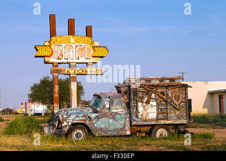 Ein späten 50er Jahre Chevrolet Apache-Pickup-Trucks steht neben dem Zeichen für die Ranch House Cafe entlang der Route 66 in Tucumcari. Stockfoto