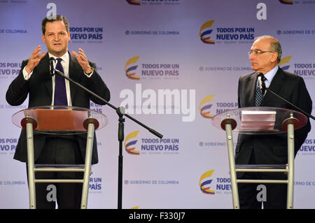 Bogota. 28. Sep, 2015. Hochkommissar für den Frieden von Kolumbien Sergio Jaramillo (L) und Chef-Unterhändler der kolumbianischen Regierung für die Friedensgespräche mit den Rebellen bewaffneten revolutionären Streitkräfte Kolumbiens (FARC) Humberto De La Calle besuchen eine Pressekonferenz in Bogota 28. September 2015. © COLPRENSA/Xinhua/Alamy Live-Nachrichten Stockfoto