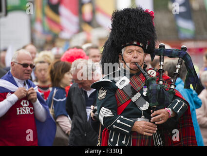 Gloucester, Großbritannien. 23. Sep, 2015. GLOUCESTER, Großbritannien - SEPTEMBER 23: Einer schottischen Pipe Band im Kingsholm vor dem Match-Up zwischen Japan V Schottland bei der Rugby-Weltmeisterschaft 2015 in Gloucester, England.Photo Kredit: Andrew Patron/Zuma Draht © Andrew Patron/ZUMA Draht/Alamy Live News Stockfoto