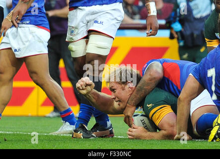 Birmingham, Vereinigtes Königreich. 26. Sep 2015. Südafrikas Schalk Burger Partituren versuchen seine Seiten zweite während der 2015 Rugby World Cup Match-Up zwischen Südafrika und Samoa im Villa Park in Birmingham statt. Südafrika 46-6.Photo Credit gewinnen würde: Andrew Patron/Zuma Newswire © Andrew Patron/ZUMA Draht/Alamy Live News Stockfoto