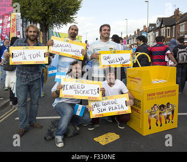 Gloucester, Großbritannien. 25. Sep 2015. GLOUCESTER - 25 SEPTEMBER: Argentinien-Fans vor dem Spiel vor dem 2015 Rugby World Cup Match-Up zwischen Argentinien und Georgien im Kingsholm, Gloucester stattfinden. Argentinien besiegt Georgien 54-9.Photo Credit: Andrew Patron/Zuma Newswire © Andrew Patron/ZUMA Draht/Alamy Live News Stockfoto