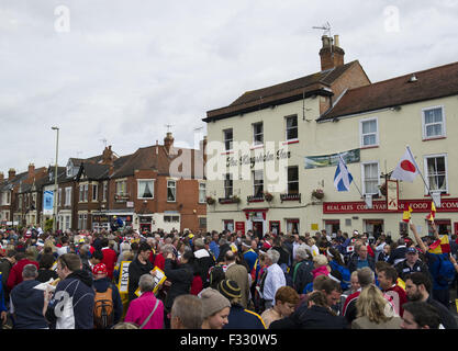 Gloucester, Großbritannien. 23. Sep, 2015. GLOUCESTER, Großbritannien - 23 SEPTEMBER: Fans versammeln sich vor dem Match-Up zwischen Japan V Schottland im Kingsholm für den Rugby World Cup 2015 in Gloucester, England.Photo Kredit: Andrew Patron/Zuma Draht © Andrew Patron/ZUMA Draht/Alamy Live News Stockfoto