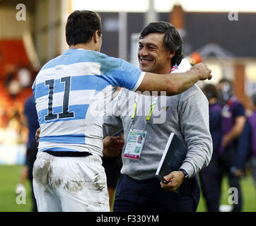 Gloucester, Großbritannien. 25. Sep 2015. GLOUCESTER - 25 SEPTEMBER: Argentiniens Trainer Daniel Hourcade umarmt Juan Imhoff nach dem Sieg über Georgien 54-9 auf den Rugby World Cup 2015 im Kingsholm in Gloucester.Photo Credit entsprechen: Andrew Patron/Zuma Newswire © Andrew Patron/ZUMA Draht/Alamy Live News Stockfoto