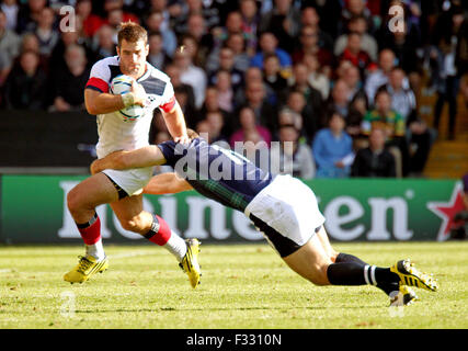 Leeds, UK. 27. Sep, 2015. 27. September: Vereinigte Staaten von Amerika Seamus Kelly von Schottlands Tim Visser während der 2015 Rugby World Cup Match-Up zwischen Schottland und den USA statt an der Elland Road in Leeds in Angriff genommen wird. Schottland besiegt die USA-39-16.Photo-Credit: Andrew Patron/Zuma Newswire © Andrew Patron/ZUMA Draht/Alamy Live News Stockfoto